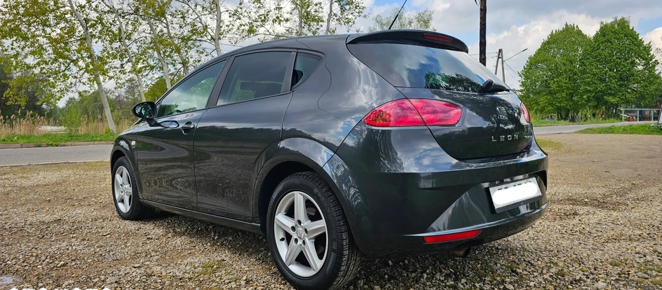 Seat Leon cena 18900 przebieg: 185350, rok produkcji 2011 z Poręba małe 352